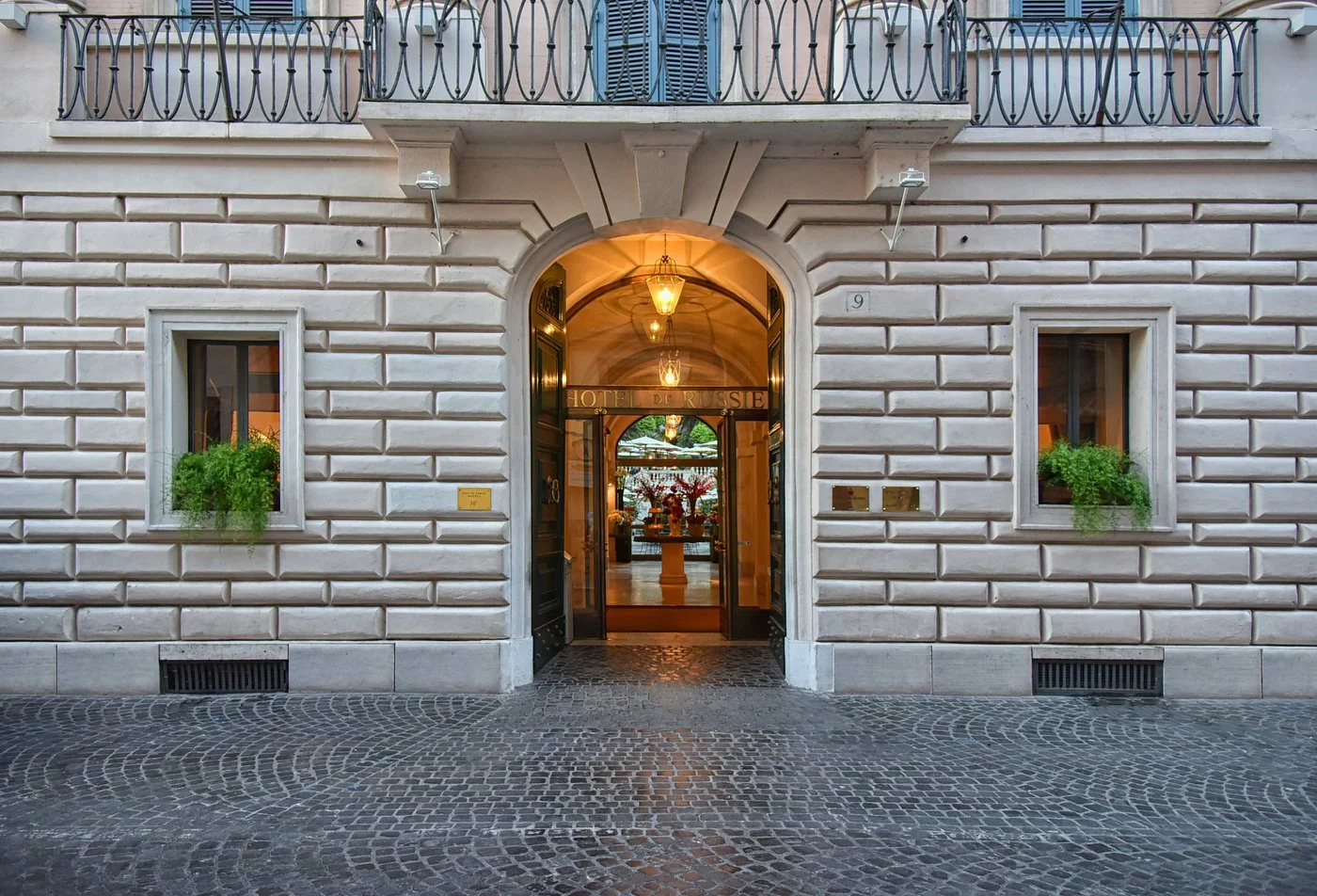 1.1 hotel-de-russie-facade 17