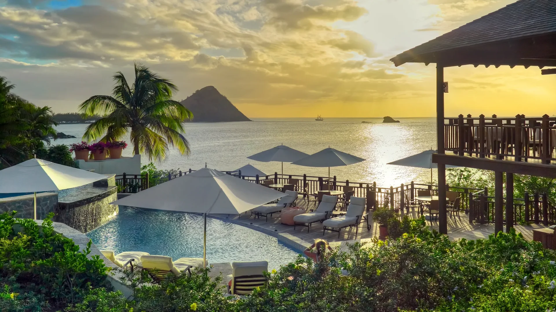 Cap-Maison__2018_Main-infinity-pool-and-Cliff-at-Cap-restaraurant